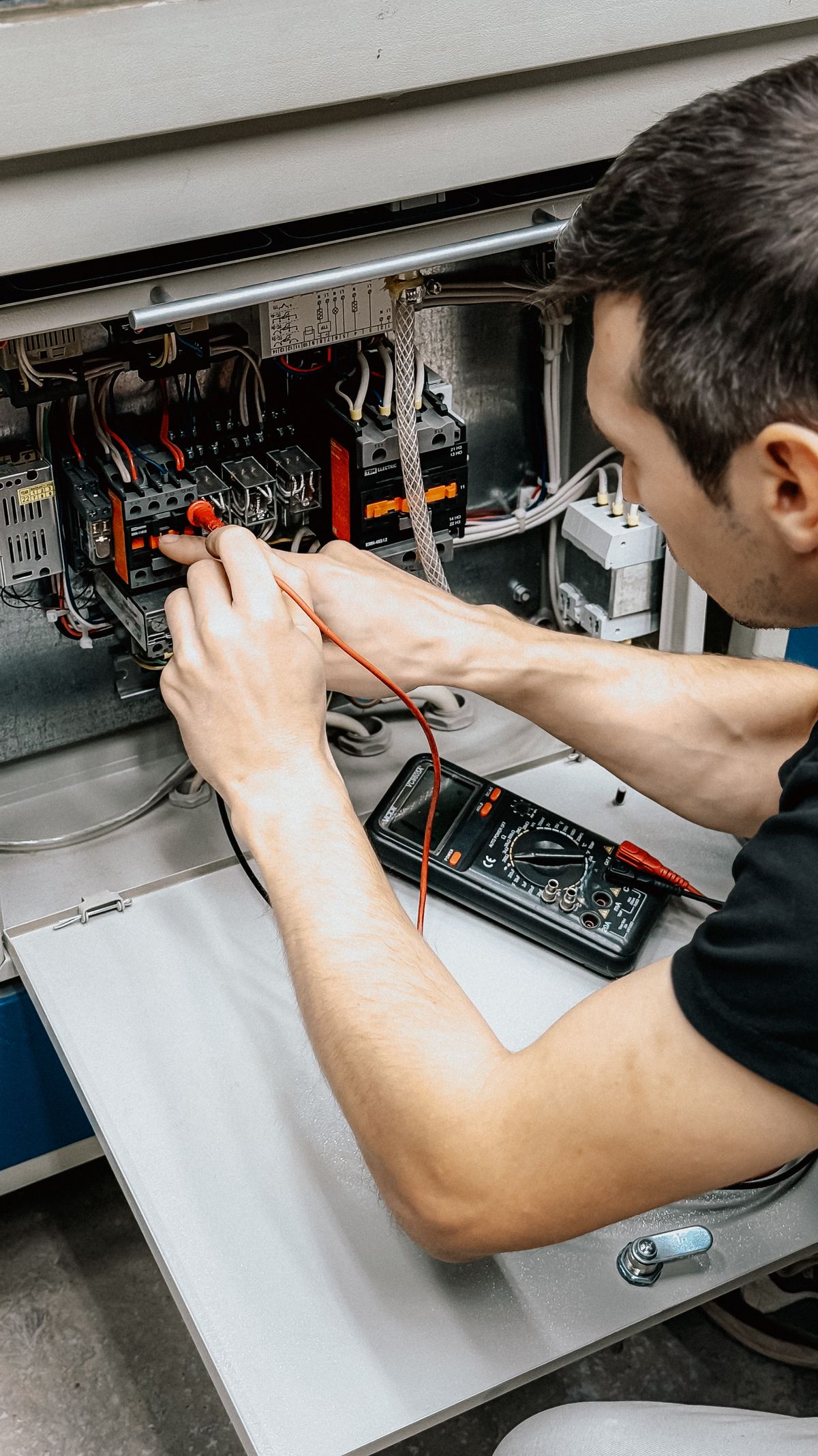 Électricien de Thibault Électrique effectuant une inspection thermographique dans un panneau électrique à Québec