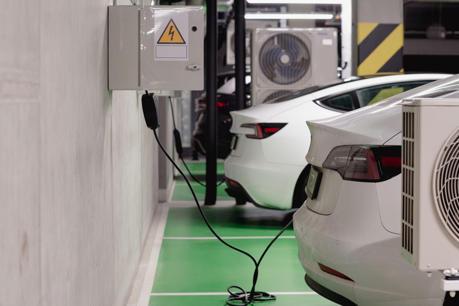 Bornes de recharge pour véhicules électriques installées dans un stationnement à Québec par Thibault Électrique